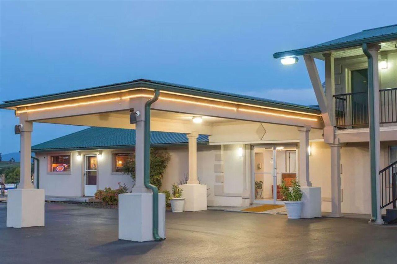 Knights Inn Glade Spring Екстер'єр фото
