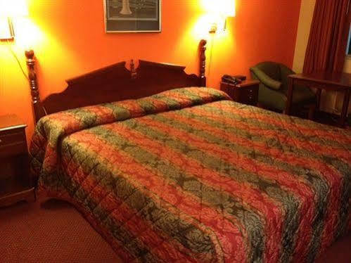 Knights Inn Glade Spring Екстер'єр фото